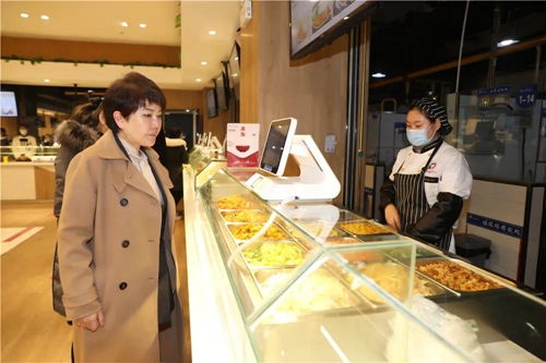 西安翻译学院董事长丁晶深入一线检查校园饮食保障工作，强调高标准餐饮管理服务师生